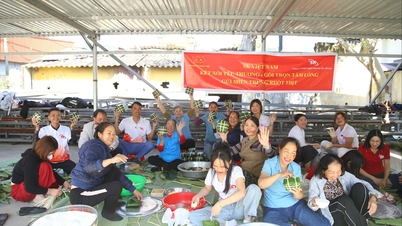 Organisation des Einwickelns und Kochens von Bánh chún zur Unterstützung der Flutopfer.