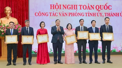 สำนักงานคณะกรรมการพรรคการเมืองเว้ได้รับรางวัลเกียรติคุณสำหรับผลงานดีเด่นในการทำงานของสำนักงานคณะกรรมการพรรค