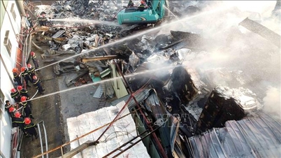 Velký požár zničil tisíce metrů čtverečních továrny v průmyslovém parku Khai Quang.