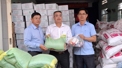 A Khanh Hoa újság, rádió és televízió 400 ajándékot adott át Tan Dinh és Hoa Tri községek lakosságának támogatására.