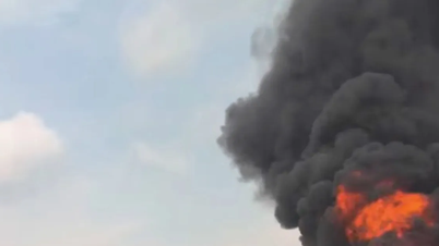 Lori terbakar dengan teruk di bahagian lebuh raya Ham Nghi - Vung Ang