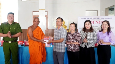 ບໍລິຈາກປື້ມກົດໝາຍຫຼາຍກວ່າ 1,600 ຫົວ ໃຫ້ແກ່ພະພຸດທະສາສະໜາຂະເໝນ ເທວະດາ ແລະ ຜູ້ທີ່ມີກຽດສັກສີ