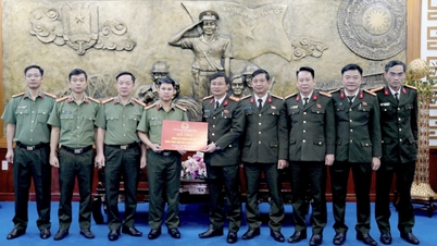 Công an Phú Thọ hỗ trợ 300 triệu đồng giúp Công an TP. Huế khắc phục hậu quả mưa lũ