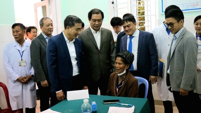 Der stellvertretende Minister Tran Van Thuan nahm nach der Flut an dem Programm zur medizinischen Untersuchung und kostenlosen Medikamentenverteilung für die Bevölkerung von Hue teil.