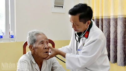 يقدم المستشفى العسكري 121 فحوصات طبية مجانية لنحو 300 شخص في منطقة القاعدة الثورية.