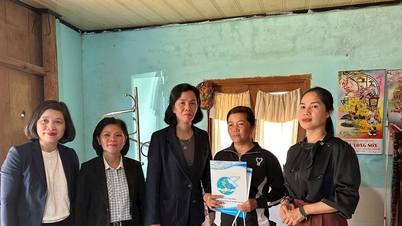 Menyampaikan 150 hadiah untuk menyokong wanita dan anak yatim di kawasan dilanda banjir di Lam Dong