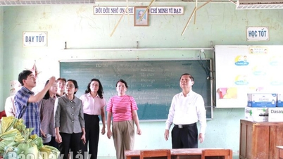 Le vice-ministre de l'Éducation et de la Formation, Le Tan Dung, rend visite aux enseignants dans les zones touchées par les inondations.