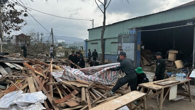 Laten we de handen ineenslaan om de mensen in de regio's Centraal en Centrale Hooglanden te helpen de schade veroorzaakt door regen en overstromingen te boven te komen.