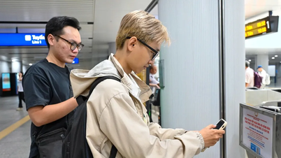 ធ្វើដំណើរតាមរថភ្លើងក្រោមដី ស្កែនកូដ QR ដើម្បីជួយដល់ប្រជាជននៅតំបន់រងគ្រោះដោយទឹកជំនន់