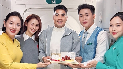 พิธีกรรายการ วีทีวี และแฟนหนุ่มของนักฟุตบอล ดึ๊ก ฮุย ได้รับของขวัญบนเครื่องบินอย่างไม่คาดคิด