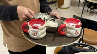 Hanoi menyambut Krismas lebih awal: Kedai kopi 'berlumba' dengan menu perayaan