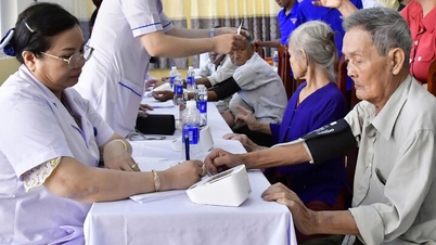 Militärsjukhus 121 undersökte och gav medicin till nästan 300 personer i Dong Hung-kommunen.