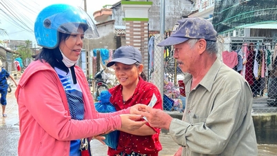 Những nhà giáo vì người dân vùng lũ