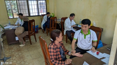 ໂຮງໝໍ Au Co ກວດກາ ແລະ ມອບຢາກຸສົນໃຫ້ແກ່ປະຊາຊົນເຂດປະສົບໄພນໍ້າຖ້ວມ