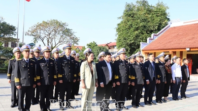 Working delegation of Naval Region 1 Command and Propaganda and Mass Mobilization Committee of provinces and cities: Offering incense at some relics in the province