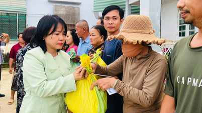 Noviny, rozhlas a televize Khanh Hoa věnovaly školám a obcím 1350 dárků a 200 sad školních uniforem.