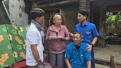 Közel 1,1 milliárd VND támogatás 49 háztartásnak Hoa Thinh és Hoa Xuan környékén, amelyek teljesen elvesztették otthonukat.