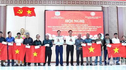 តំបន់លេខ ២ នៃឆ្មាំសមុទ្រធ្វើយុទ្ធនាការផ្សព្វផ្សាយប្រឆាំងនឹងការនេសាទខុសច្បាប់ IUU ក្នុងចំណោមអ្នកនេសាទនៅទីក្រុងដាណាំង។