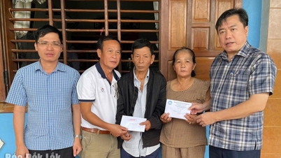 Tran Huu elvtárs meglátogatta azokat a családokat, akiknek az élete árvíz miatt vesztette életét.