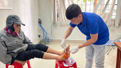 Лікарі з Хошиміну та Донгная приїхали до постраждалих від повені в Фу Єн