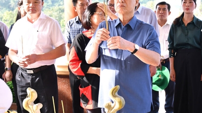 Former Politburo member and former Standing member of the Secretariat Tran Quoc Vuong offers incense at the Ba Hon National Historical and Scenic Site