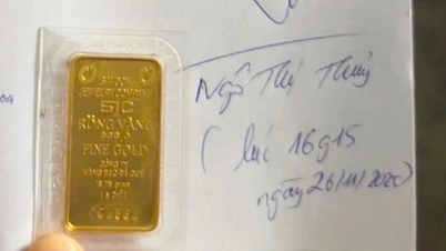 นักศึกษาชายบรรจุสิ่งของบรรเทาทุกข์ “ไม่เชื่อ” เมื่อเขาเก็บทองได้ 5 ตำลึง