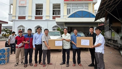 À Hô Chi Minh-Ville, médecins et pharmaciens distribuent des milliers de cadeaux aux personnes sinistrées par les inondations.