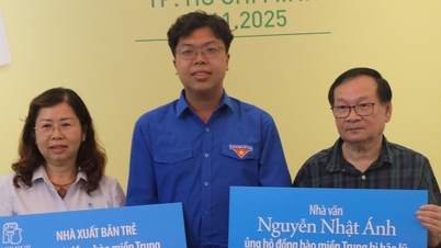 ນັກ​ປະພັນ ຫງວຽນ​ແມ້ງ​ແອງ ​ໄດ້​ເປີດ​ປຶ້ມ​ໃໝ່, ມອບ​ເງິນ 80 ລ້ານ​ດົ່ງ​ໃຫ້​ຜູ້​ປະສົບ​ໄພ​ນ້ຳ​ຖ້ວມ