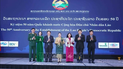 Liderii de partid și de stat participă la recepția dedicată celei de-a 50-a Zile Naționale a Republicii Democrate Lao