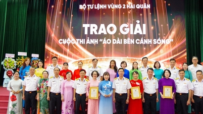 A 2. haditengerészeti régió díjakat oszt ki az "Ao Dai by the waves" fotópályázatért és az Ao Dai előadásért.
