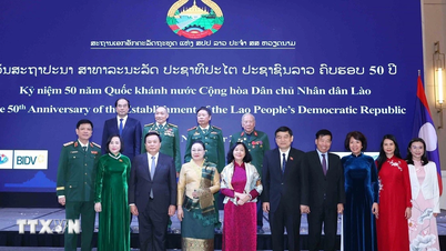 Керівники партії та штату відвідали прийом з нагоди 50-ї річниці Національного дня Лаосу