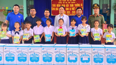 Organizações da União da Juventude doaram 25.000 cadernos para estudantes locais.