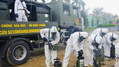 القوات الكيميائية تساعد الناس في مناطق الفيضانات