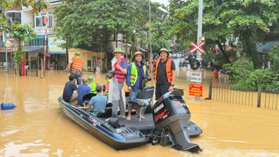 Wetter am 27. November: Sturm Nr. 15 erreicht Stärke 12 mit Böen der Stärke 15 und bewegt sich auf komplizierte Weise im Ostmeer.