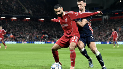 لیورپول شکست سنگین ۱-۴ را متحمل شد، در حالی که پی‌اس‌وی در آنفیلد پیروزی را جشن گرفت.