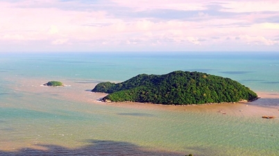Dzień i noc przyspieszają na autostradzie łączącej Ca Mau z wyspą Hon Khoai