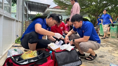 Soldaten in grünen Hemden begleiten Menschen in Katastrophengebieten in Khanh Hoa.