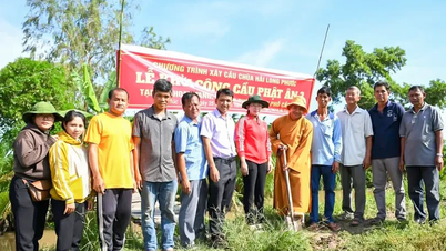 لانگ پھو کمیون میں بہت سے دیہی پلوں، عظیم یکجہتی گھروں کی تعمیر اور غریبوں کو تحفے دینے کا کام شروع