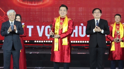 レッドスター賞は、総資産28兆ドンを超える事業を経営する起業家10人に授与されました。