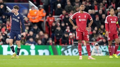 খারাপ খেলেও চ্যাম্পিয়ন্স লিগে পিএসভির কাছে হেরে গেল লিভারপুল