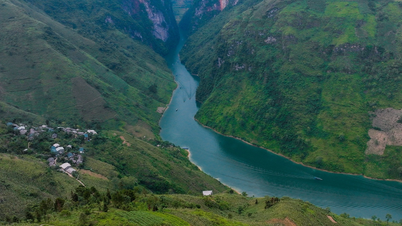 Зачарований краєвидами «зеленої шовкової смуги» біля підніжжя алеї Ту Сан