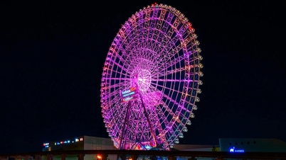 Lightning struck the Ferris wheel, leaving 20 passengers suspended in the sky for 9 hours
