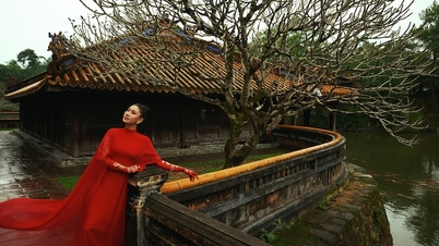 Le Thanh Hoa recrée les souvenirs dorés de l'ancienne capitale de Hué sur le podium de la mode