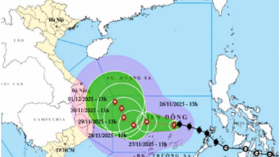 Шторм 15 баллов, медленно движется в Восточном море.
