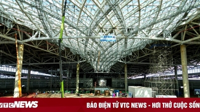 Binnen in de terminal van de luchthaven Long Thanh vóór de eerste vlucht