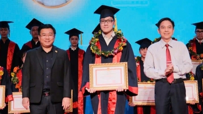 دانشجوی ممتاز با معدل ۴.۰ هنگام ترک سالن سخنرانی احساس فشار می‌کند