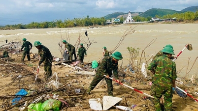 Nesten 9000 offiserer og soldater fra militærregion 5 jobbet hardt for å få bukt med flommene i Dak Lak.
