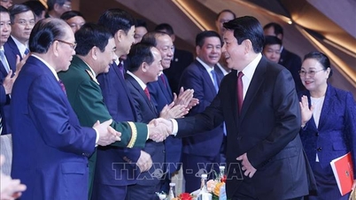 Президент принимает участие в праздновании 50-летия Национального дня Лаоса