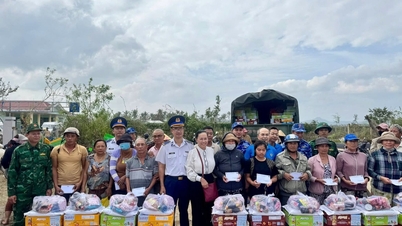 Les garde-frontières et les garde-côtes distribuent 500 cadeaux et 300 millions de dongs aux personnes sinistrées par les inondations.