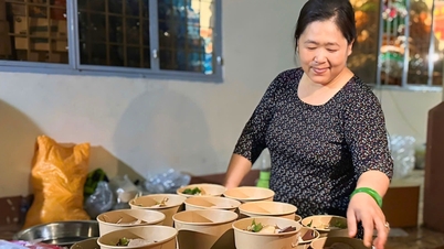 बाढ़ प्रभावित क्षेत्रों में जा रहे अजनबियों की 'सहायता' के लिए महिला ने सैकड़ों कटोरे नूडल्स पकाए